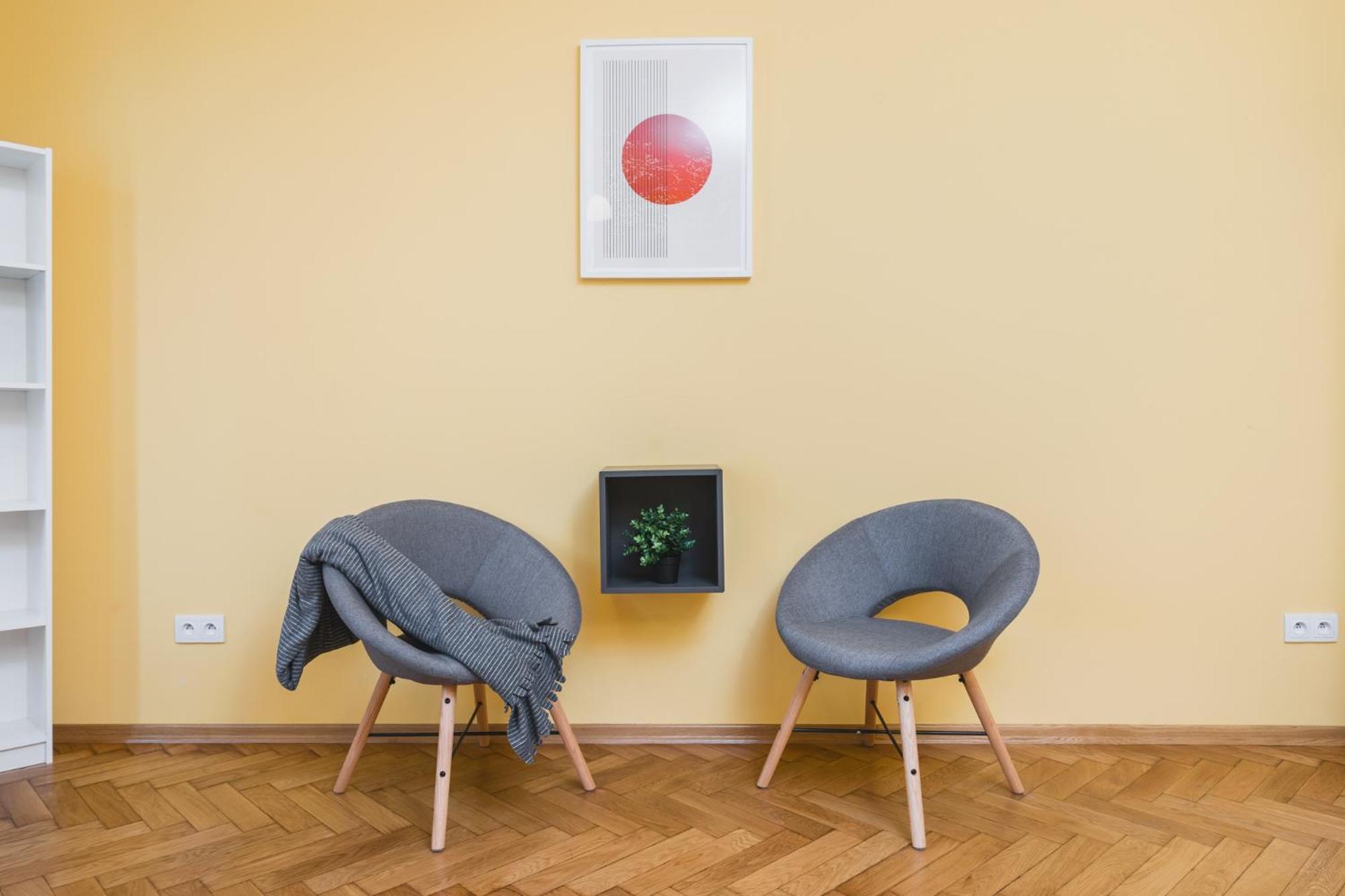 Modern Urban Escape - Old Town - By Upstairs Apartament